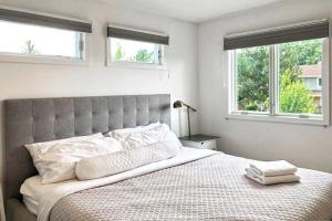 Llit o llits en una habitació de Spacious Boulder home!