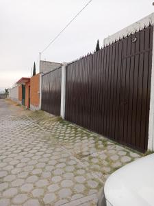 uma cerca ao lado de uma estrada ao lado de um edifício em Casa amplia y Cómoda em Chapulco