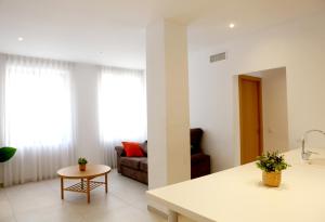 - un salon avec un canapé et une table dans l'établissement Labradores 13, à Alicante