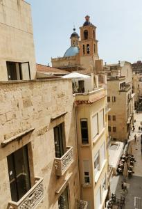 une vue d'une vieille ville avec une tour de l'horloge dans l'établissement Labradores 13, à Alicante