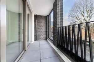 een leeg balkon met uitzicht op een gebouw bij Spitafields 2 Bed Shoreditch Apartment in Londen