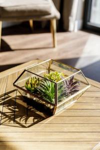 een glazen kom met planten op een tafel bij Spitafields 2 Bed Shoreditch Apartment in Londen