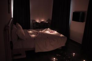 A bed or beds in a room at Hotel A44