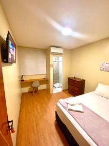 1 dormitorio con 1 cama, 1 pizarra y 1 habitación en Princesa Hostel, en Belém