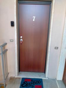 uma porta castanha com um número sete em Residenza Cornicello em Bardolino