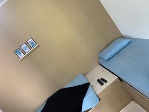 an overhead view of a room with a bed and a box at Hotel Pousada Lagoa Azul in Paranaíba