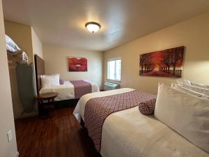 ein Hotelzimmer mit 2 Betten und einem Fenster in der Unterkunft Matterhorn Inn Ouray in Ouray