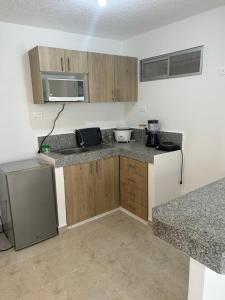 eine Küche mit Holzschränken und einer Arbeitsplatte in der Unterkunft Departamento de Estreno in Candelaria