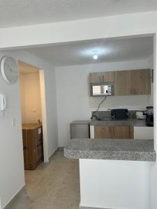 eine Küche mit einer Arbeitsplatte in einem Zimmer in der Unterkunft Departamento de Estreno in Candelaria