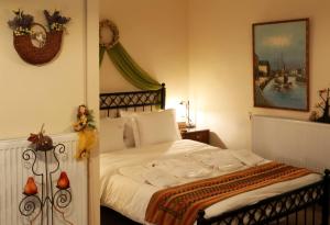 1 dormitorio con 1 cama grande con sábanas blancas en Orfeas Home/Detached House 74m2,parking&yard, en Volos