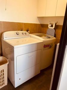 a washer and dryer in a small room at Disfruta en Cuenca Semana Santa in Cuenca