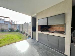 a house with a large kitchen with a view of a yard at Cambacuá Santa Ana! in Villa María