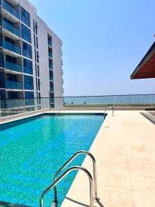 uma grande piscina ao lado de um edifício em Santa Marta- Pozos Colorados Ocean view Suite Bello Horizonte em Santa Marta