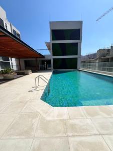 uma piscina ao lado de um edifício em Santa Marta- Pozos Colorados Ocean view Suite Bello Horizonte em Santa Marta