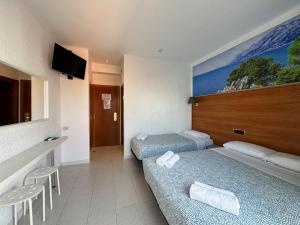 リョレート・デ・マルにあるHotel Maremagnumのベッド2台、薄型テレビが備わるホテルルームです。