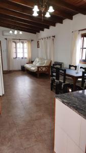 Zimmer mit einem Bett, einem Tisch und Stühlen in der Unterkunft La Elvira in San Antonio de Areco