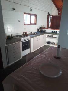 una cocina con una mesa con un plato. en Casa Arrayan - Entorno único 20 metros del lago en San Carlos de Bariloche