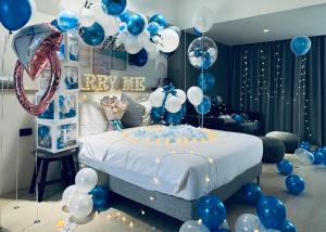 a room with a bed with blue and white balloons at La Vie - Ocean Paradise in Toucheng