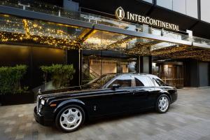 InterContinental Auckland, an IHG Hotel في أوكلاند: سيارة سوداء متوقفة أمام مبنى