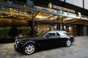 ein schwarzes Auto, das vor einem Gebäude parkt in der Unterkunft InterContinental Auckland, an IHG Hotel in Auckland