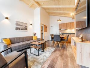 Falken Suites TOP 8 في كابرون: غرفة معيشة مع أريكة وطاولة
