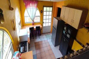 una vista aérea de una cocina con paredes amarillas en Casa campestre familiar con alberca y areas recreativas, en Totolapan