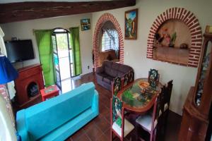 sala de estar con sofá azul y mesa en Casa campestre familiar con alberca y areas recreativas, en Totolapan