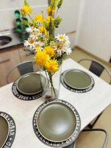 La Casa de Agos في لا ريوخا: طاولة مع إناء عليه زهور