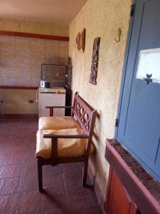 ビージャ・パルケ・シキマンにあるMIRADOR DEL LAGO - La Vistaの冷蔵庫付きの部屋に椅子が備わる部屋