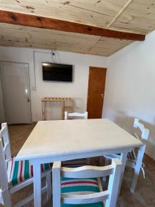 una mesa blanca y sillas en una habitación en Departamentos Avellaneda en Carhué