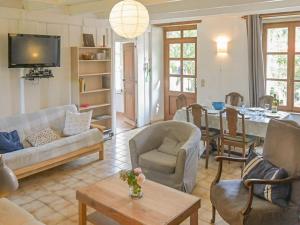 Gite Le Chevalier في Gavray: غرفة معيشة مع أريكة وطاولة