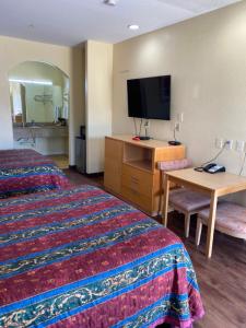 TV a/nebo společenská místnost v ubytování Relax Inn & Suites