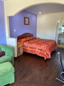 Postel nebo postele na pokoji v ubytování Relax Inn & Suites