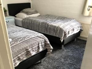 twee bedden naast elkaar in een kamer bij Huize Andriessen in Boornzwaag