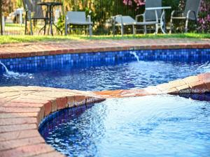 una piscina con una red en el agua en Woomargama Motel en Woomargama