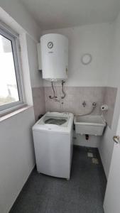 uma pequena casa de banho com WC e lavatório em Hermoso departamento 4 personas em Buenos Aires
