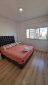 ein Schlafzimmer mit einem großen Bett in einem Zimmer in der Unterkunft Hermoso departamento 4 personas in Buenos Aires