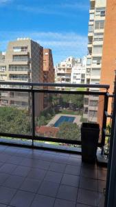 balkon z widokiem na miasto z budynkami w obiekcie Hermoso departamento 4 personas w BuenosAires