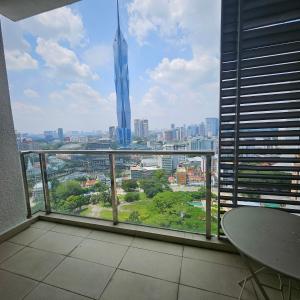 - une vue sur la ville depuis la fenêtre d'un bâtiment dans l'établissement Royal Suite, à Kuala Lumpur