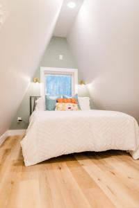 una camera da letto con un grande letto bianco in mansarda di Unique a frame cabin located near Old Rag Mountain a Etlan