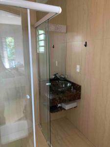 uma casa de banho com uma cabina de duche em vidro e um lavatório. em Casa agradável em Santana próx. Expo Center Norte em São Paulo
