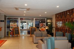 Χώρος καθιστικού στο Airport Gateway Hotel