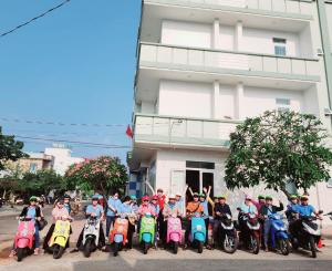 um grupo de pessoas em motocicletas em frente a um edifício em Hải Long Hotel Đảo Phú Quý em Cu Lao Thu