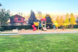 un parc avec une aire de jeux avec un toboggan dans l'établissement Hermoso depto al lado de Metro, à Santiago