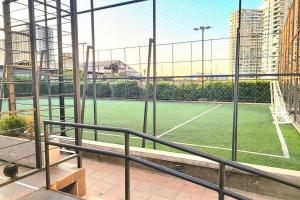 - un court de tennis à l'intérieur d'un immeuble avec un court de tennis dans l'établissement Hermoso depto al lado de Metro, à Santiago