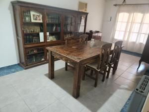 uma mesa de madeira e cadeiras num quarto em San Felipe em Las Heras