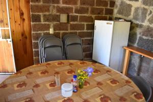 una mesa con flores y una nevera en Villa Amacalli, en Tlalpujahua de Rayón