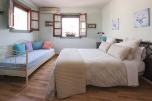 a bedroom with a bed and a couch at Atico-Terraza Imperial in Toledo