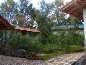 una casa con un jardín delante de ella en Villa Amacalli, en Tlalpujahua de Rayón