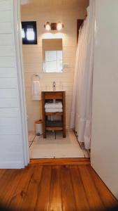 y baño con lavabo y tocador con espejo. en CheTiny Garden - Tiny House en Sierra de los Padres en Sierra de los Padres